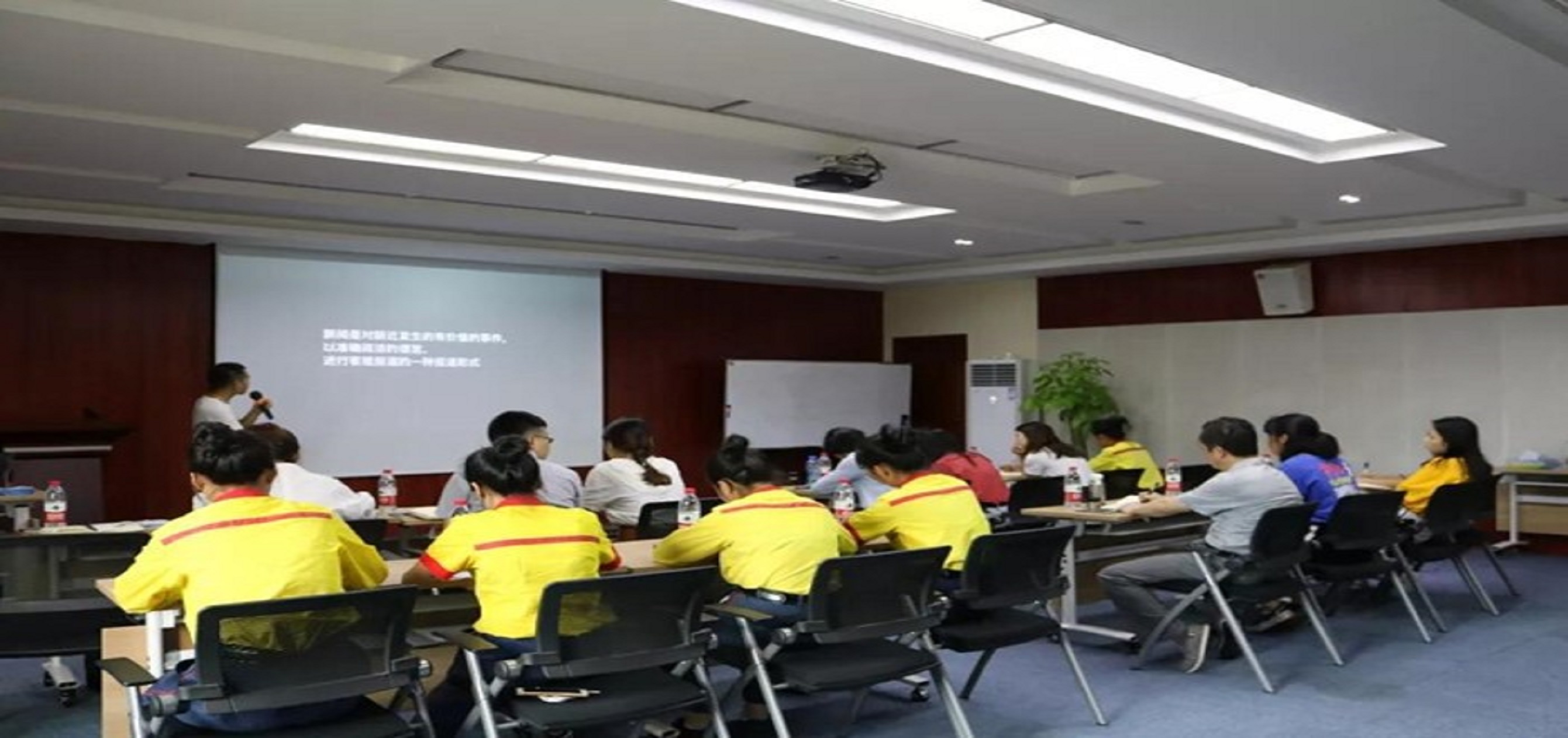 集團(tuán)開展新聞寫作與拍攝培訓(xùn)，為記者"加油充電"