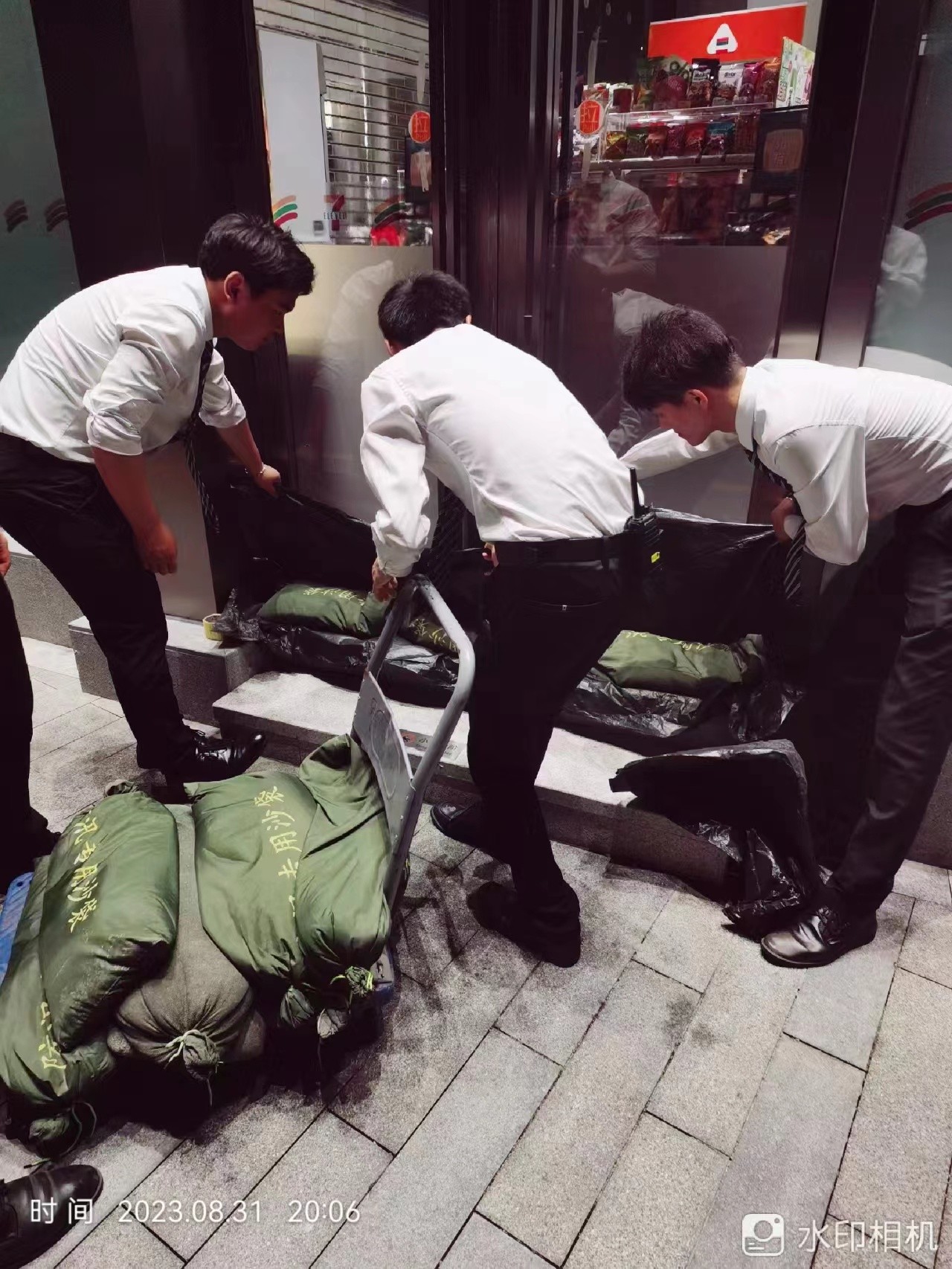 曙光大廈物業(yè)團(tuán)隊抗擊“蘇拉”臺風(fēng)