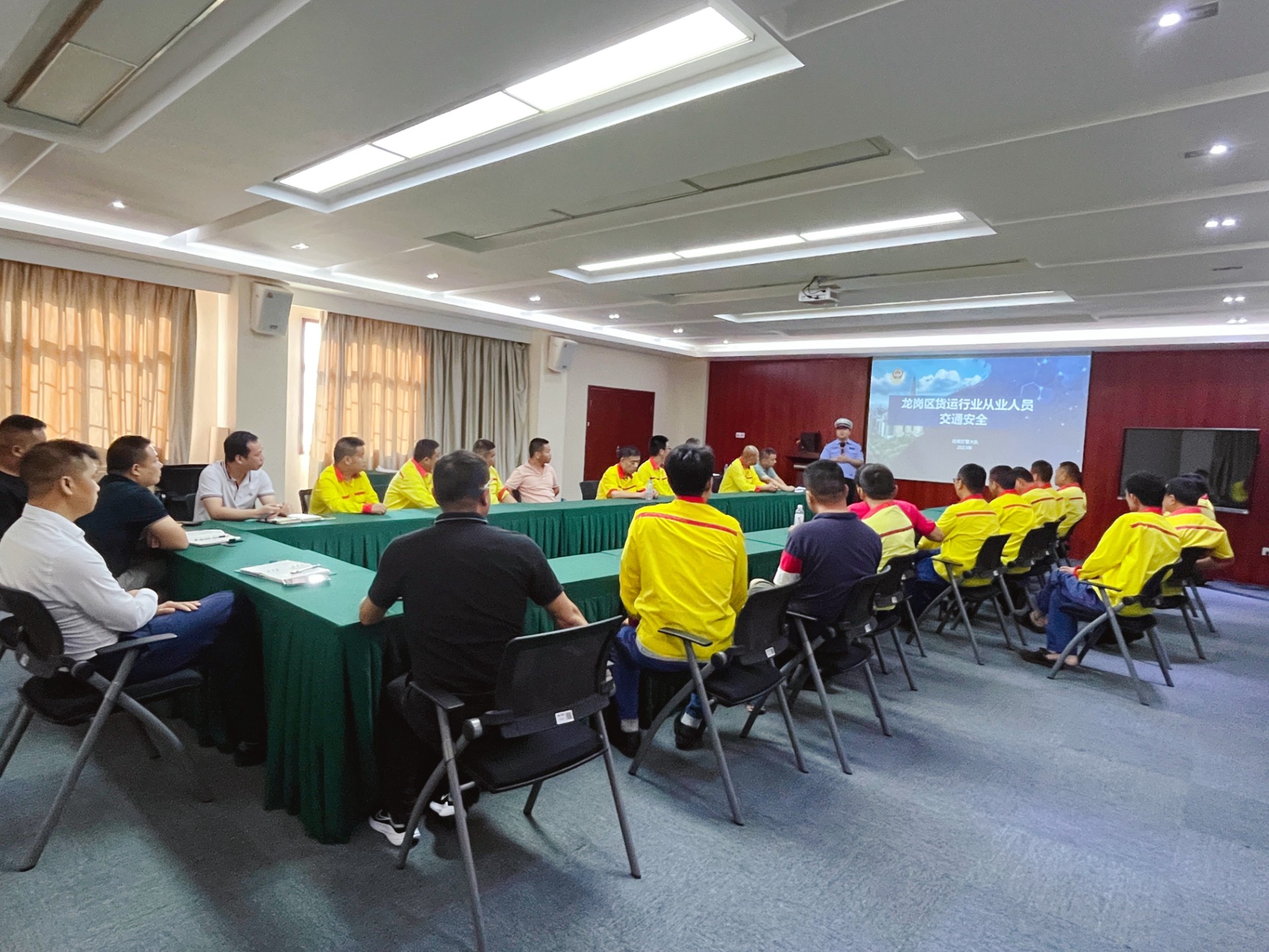 運輸事業(yè)部召開危運從業(yè)人員交通安全培訓(xùn)會