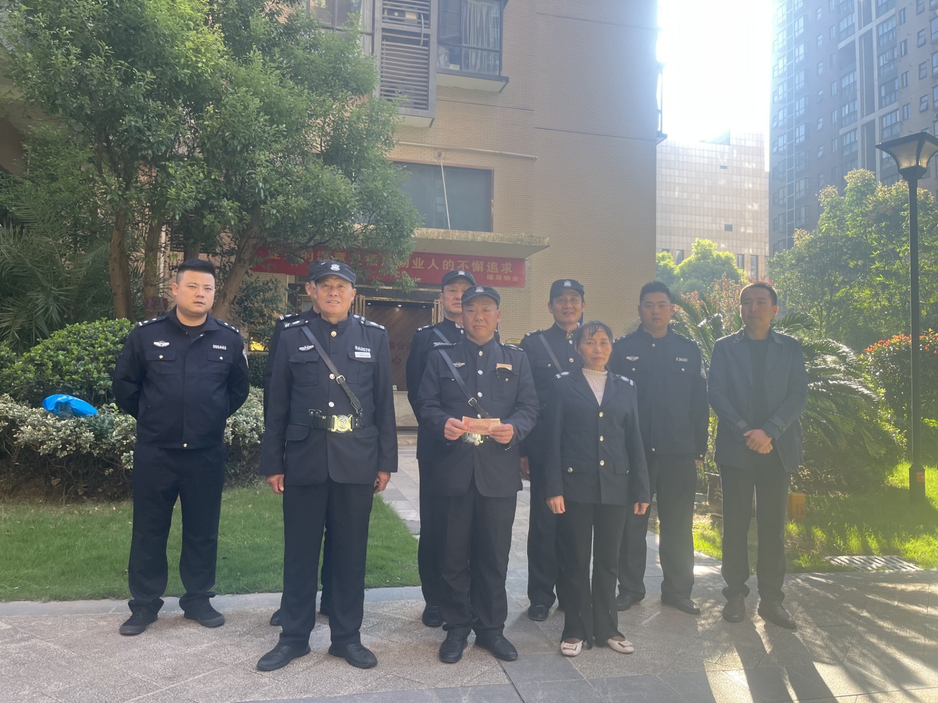 盡職盡責(zé)勇抓小偷，守護(hù)小區(qū)保平安